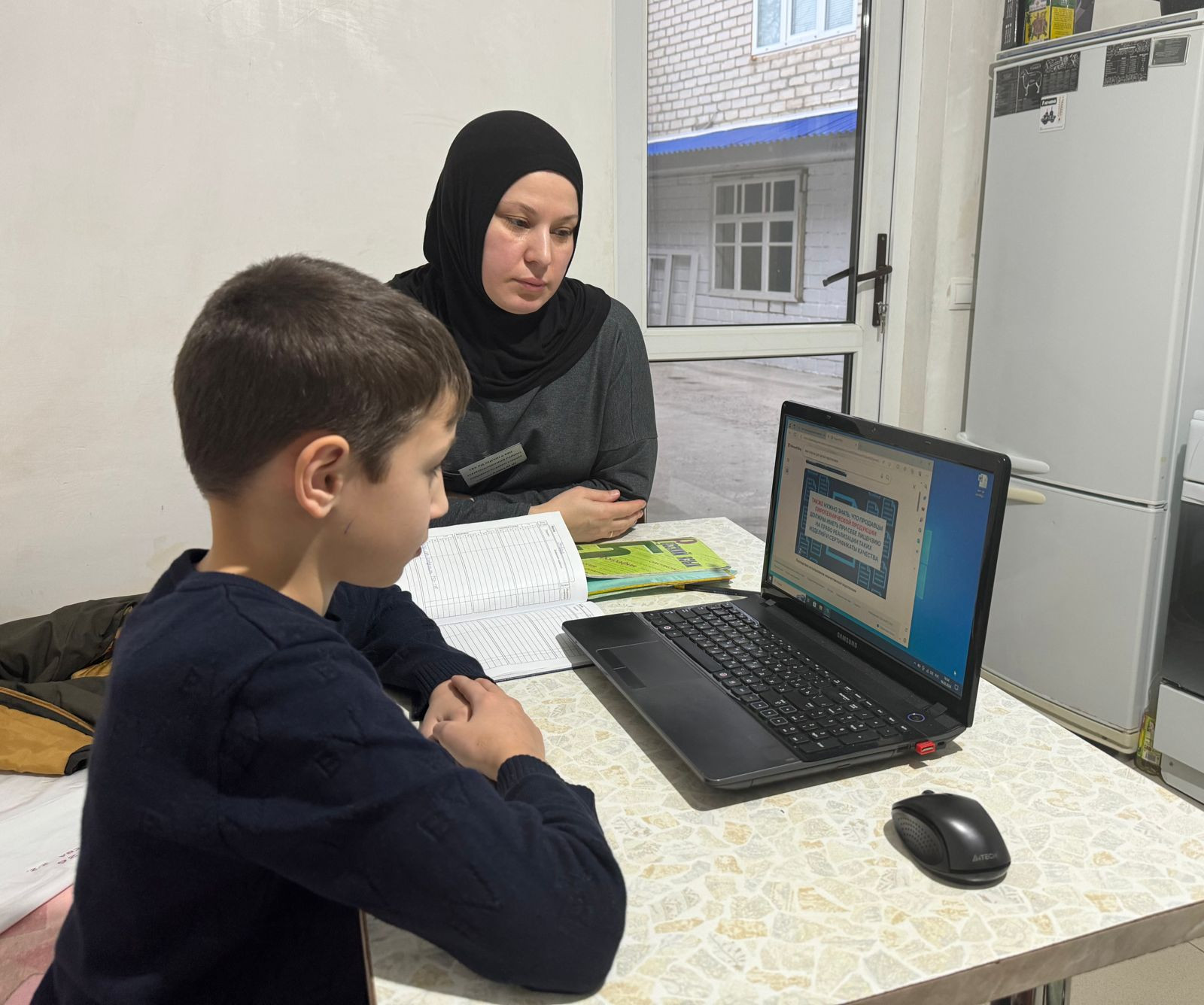 В рабочий день специалиста по работе семьёй и детьми Алиевой Максалины входит посещение своих подопечных, оказывание педагогических услуг и организация досуга для детей.